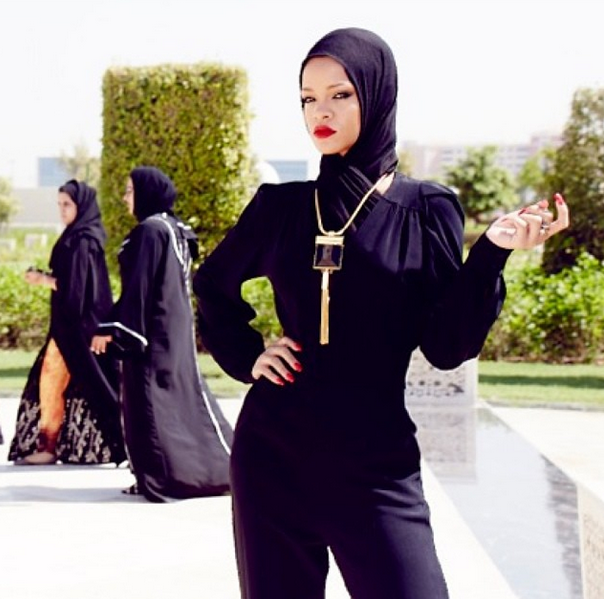 Rihanna var fullt påklädd och hade på sig hijab.